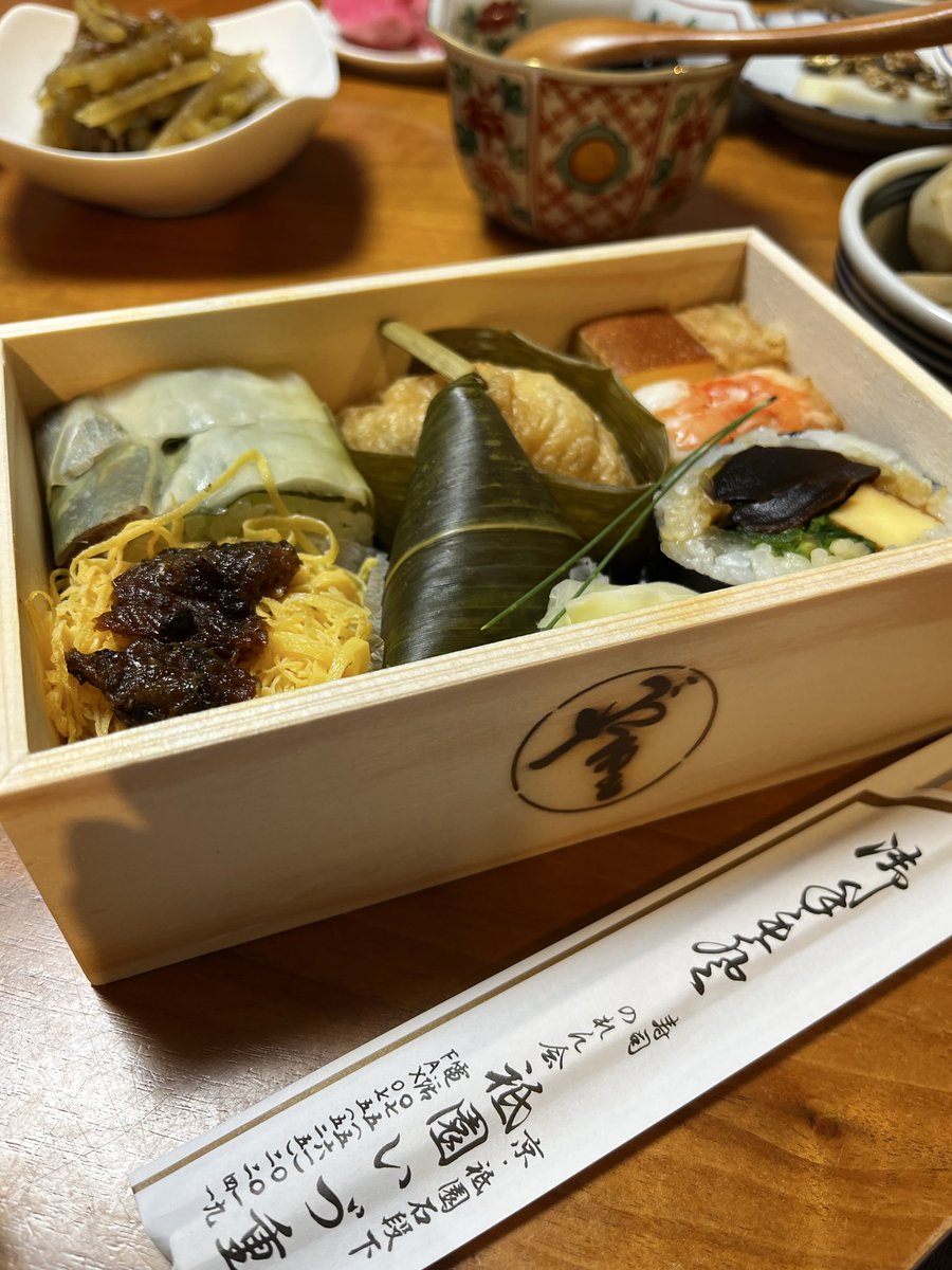 tbll_1645's tweet photo. ライブに行く回数が減ると生きてる？って聞かれるけど生きてます笑
お正月は久しぶりに実家に帰ったらお年賀っていづ重の船越折頂いたり、
国宝は4回目にしてほぼ貸切上映。
これはこれでなんか気まずかった…笑
そんな年明け久しぶりの休日でした。
皆様今年も出現率低めですがよろしくお願いします🙇‍♀️ https://t.co/sk8xxXYhLh