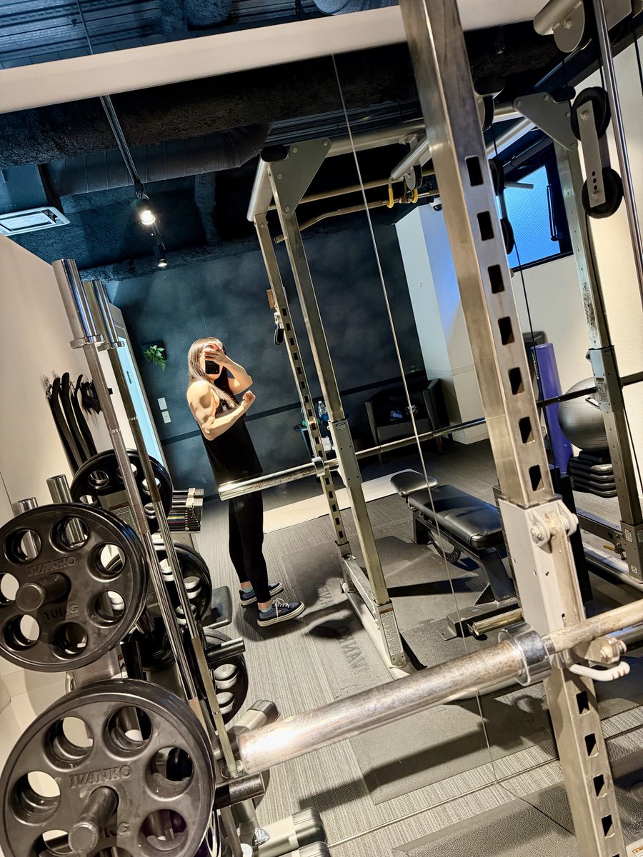 宇都宮で腕（ほぼ二頭）の日💪✨ライト良すぎてノーパンプ肩と腕なのに超盛れた😎片手ハンマーカール色んなやつ試して1番入るやつ教えてもらったりしてからの金箔プロテインなど飲みました💪🥤✨ねじねじ片手ハンマーでクルミ割るつもりの収縮ってのがやばい🤭