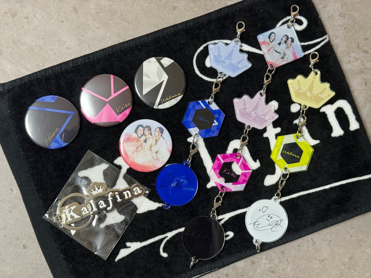 実はLIVEは明日ですが、本日も物販だけ買いに行ってました…！🔥
とってもお優しい方のおかげで、14種類のガチャフルコンプできました👏🏻✨
もともと被り4つだったのですが、そのうちどうしても3つが見つからなくて、もうダメかぁと諦めていたら…！！！😭