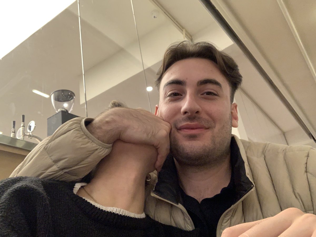 gönül bir sevdanın düştü peşine 
yandım gözlerine kara kaşına 
göster cemal’ini seyran eyleyim