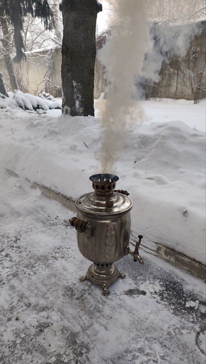 Gerashchenko_en's tweet image. Morning in Kyiv region. There is no electricity or heating due to Russian attacks, yet people are making coffee and heading to work.

Incredible Ukrainians.