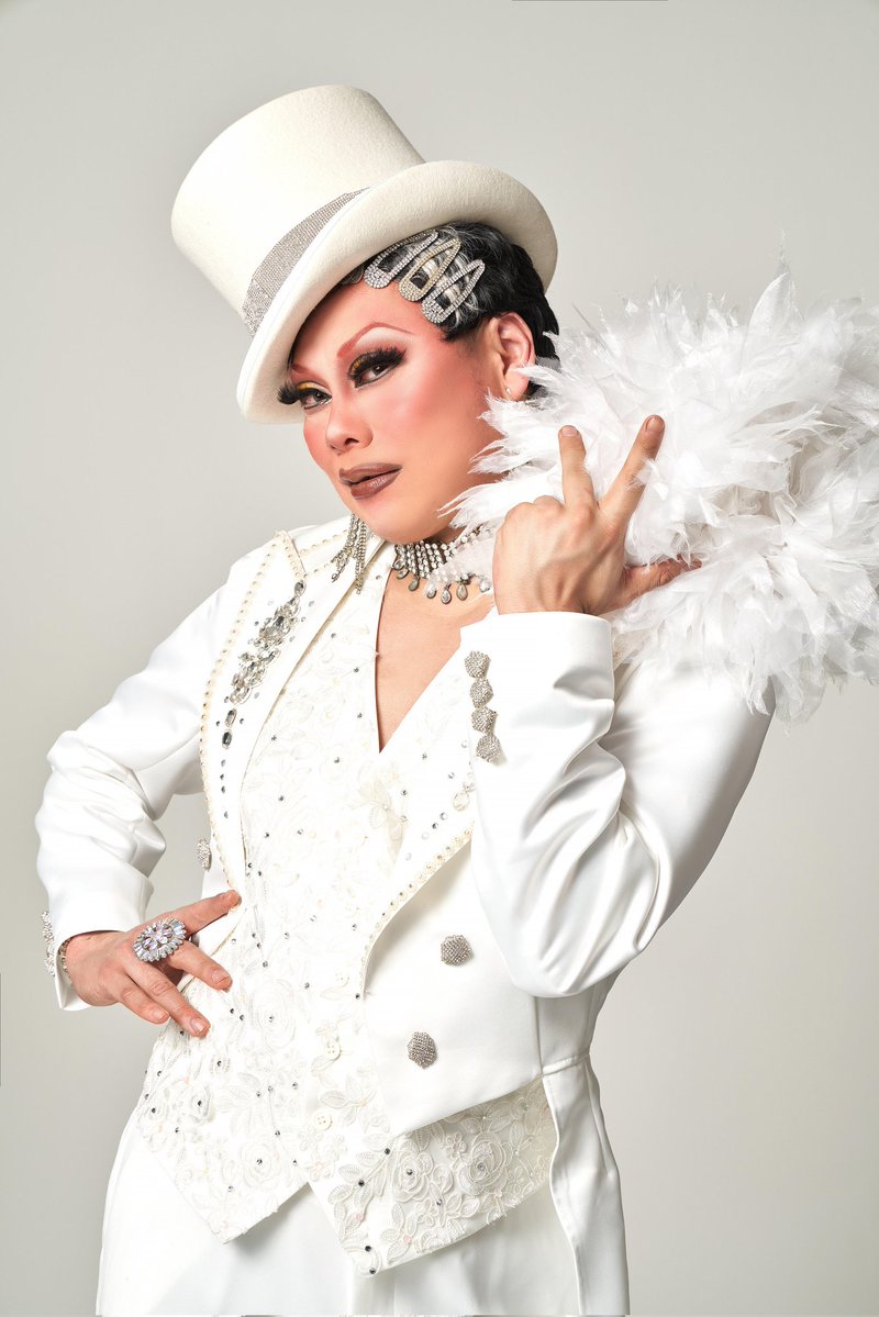 【京都バルバラ30周年特別記念公演〜connect〜】ゲスト紹介！

ブイヤベース

パフォーマンスだけに留まらず、MC、舞台、映画、CMとマルチタレント級の日本随一のドラァグクィーン。癖になるブス、永遠の愛されキャラ⭐︎ブイヤベース降臨！