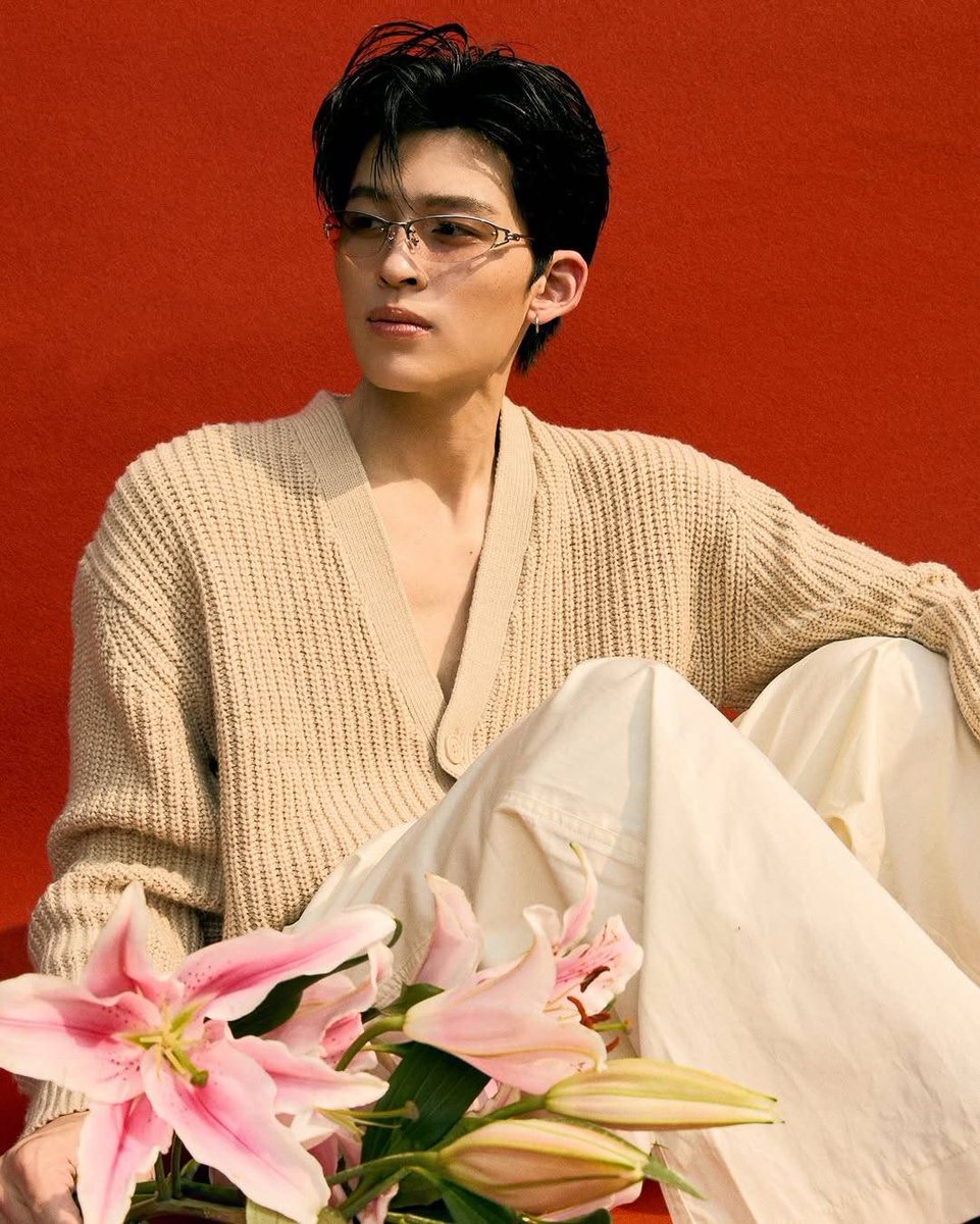 ppnaravit_home's tweet photo. IG update : @ppnaravit 

ถ้านี่เป็นรูปภาพ ก็คงเป็นรูปภาพที่หล่อมาก หล่อทั้งหมด หล่อไม่มีที่นั่ง หล่อจนต้องยืน ยืนให้กับความหล่อ  

@GENTLEMONSTER 
#ppnaravit 
#GENTLEMONSTER_BOUQUETCOLLECTION
#GENTLEMONSTER2026 https://t.co/Tr77MCwpmS