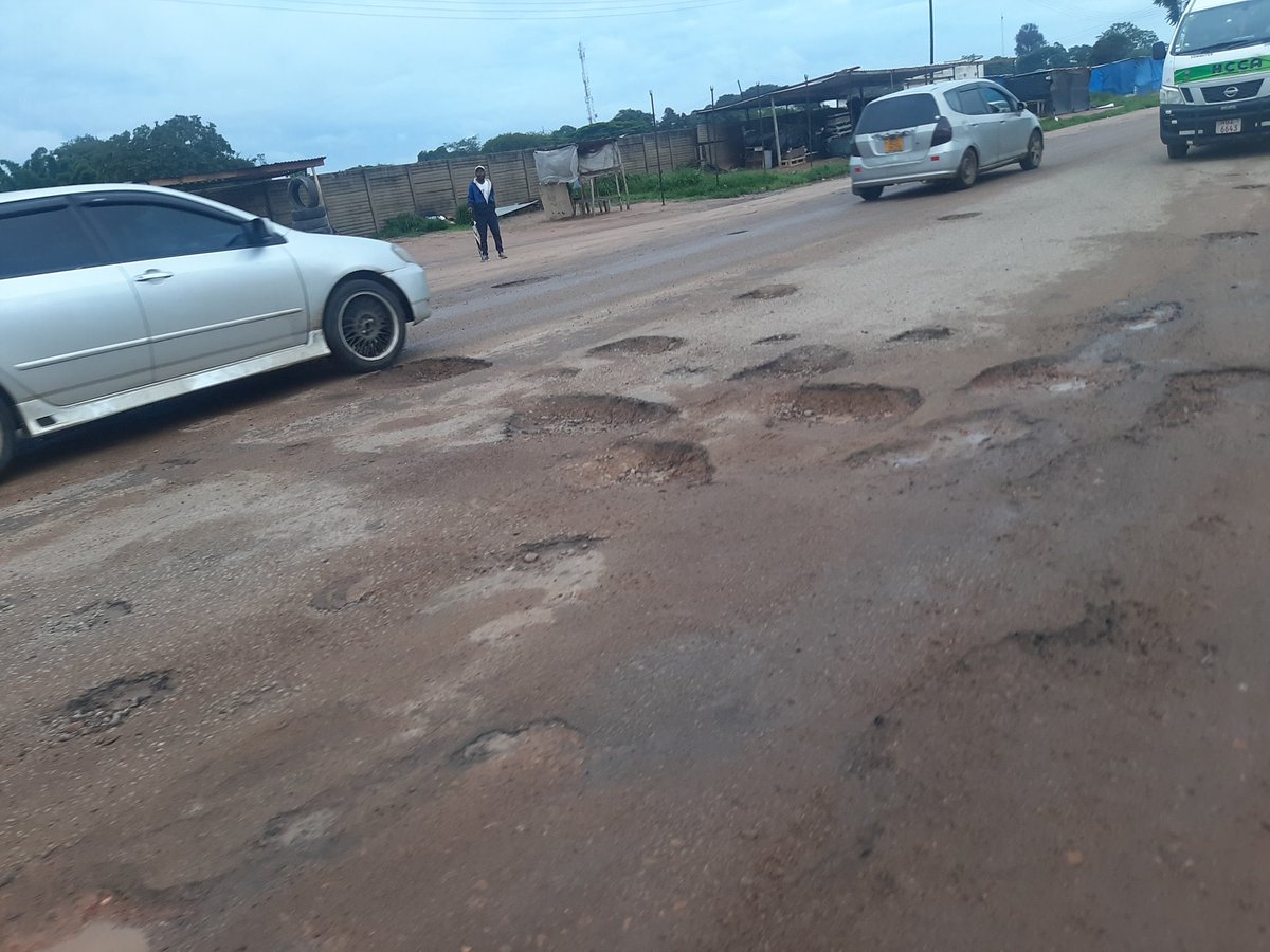 Seke Road crisis is happening because vanhu veku chitungwiza vane nharo!! We told them garai ikoko muite zvinhu zvenyu ikoko! Inga ma shops, malls nema bhawa munazvo wani🤦🏽‍♂️ Ku Harare munenge muchiuya kuzoitei??