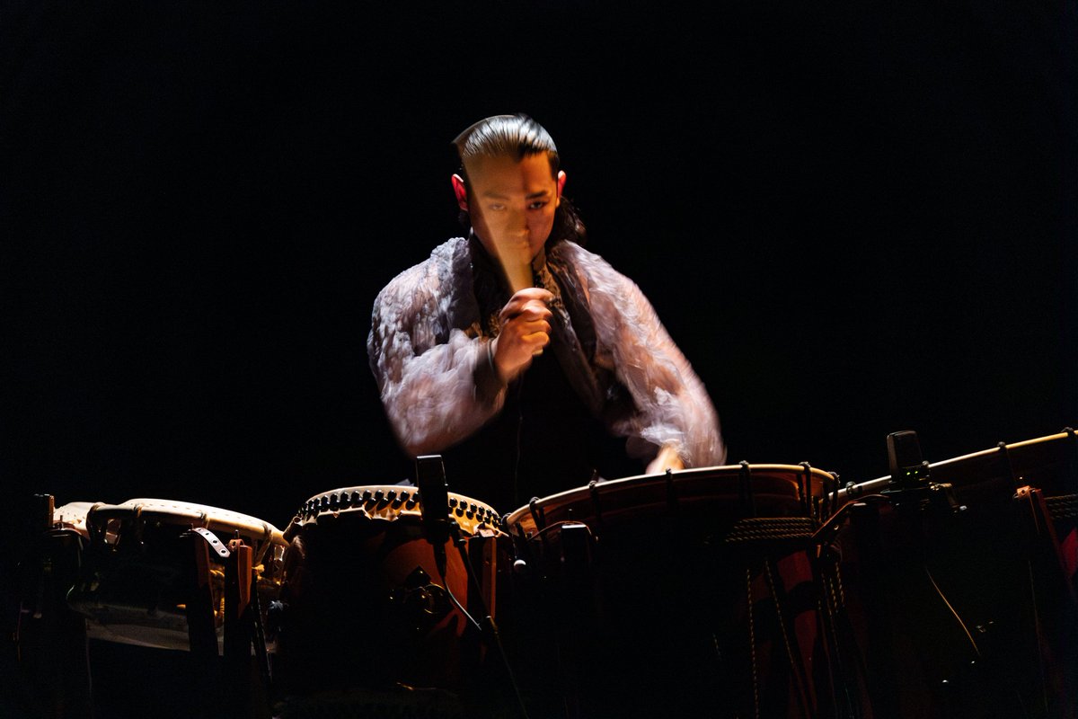 【京都バルバラ30周年特別記念公演〜connect〜】ゲスト紹介！

辻祐

「音楽の身体性」「舞台表現としての太鼓」を自身の活動コンセプトの軸に据え、日本の太鼓を使った新しい音楽・身体・舞台表現の創出をすべく活動する次代の太鼓奏者である。