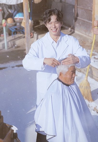 【ボゴミNEWS1/14】
＃パクボゴム　の新リアルバラエティ番組
「ボゴムマジカル」公式ポスター初公開！

🌟ハサミの先から始まる、魔法のような一日🪄
三兄弟の田舎の村の、冬の物語が始まります☃️

詳細＞＞kdra-bogome2.com/2026/01/14/bog…