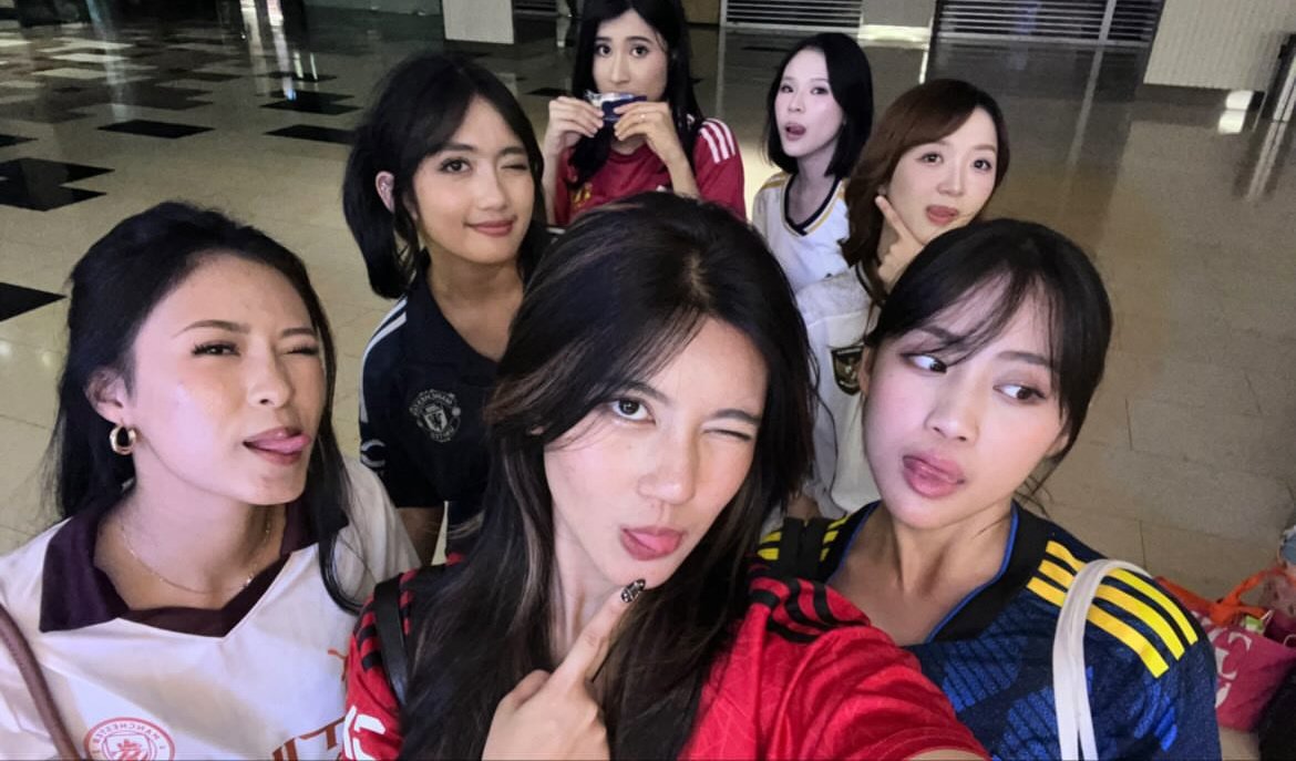 Kakak-kakaknya : (pose)😗🥰✌🏻🤳🏻

Si bontot : "KaaaKkKk bentar, lagi makan es krimmm!"