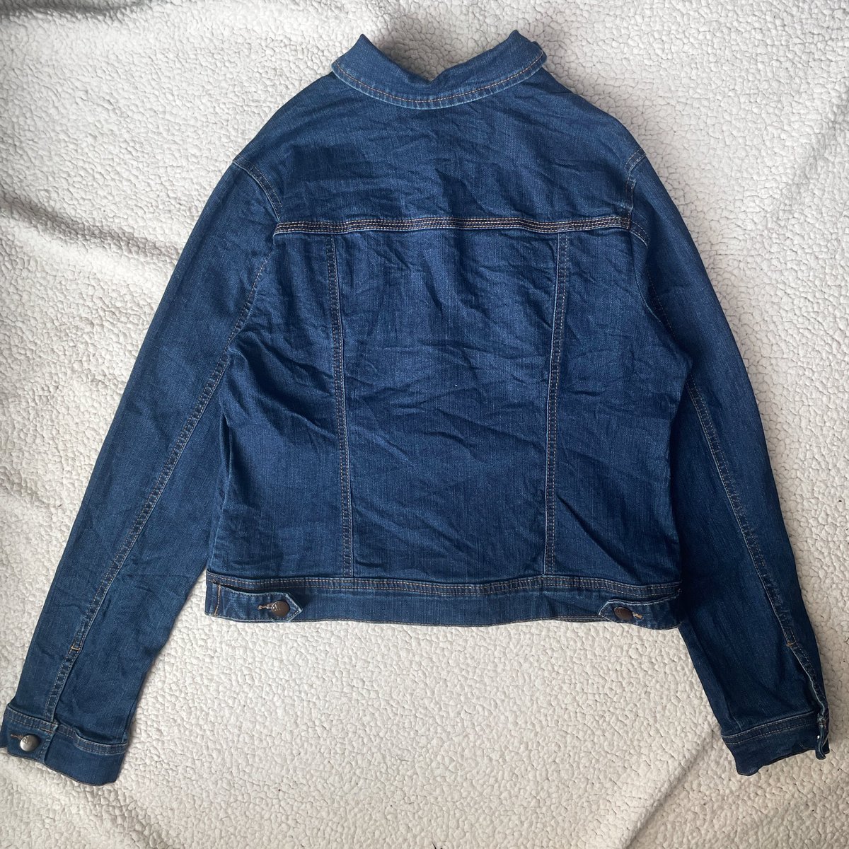 เสื้อแจ็คเก็ตยีนส์ d.jeans

Size: อก38 ยาว  20  

Price: 150.-

#เสื้อผ้ามือสอง #ส่งต่อเสื้อผ้ามือ2 #ส่งต่อเสื้อผ้ามือสอง #ส่งต่อเสื้อผ้า #vghbkk #stylistshop #ส่งต่อuniqlo #ส่งต่อhm #เสื้อแจ็คเก็ตยีนส์ #แจ็คเก็ตยีนส์