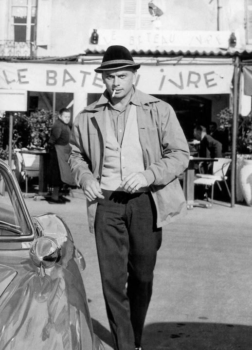 le jeu du jour 😎

Il est photographié à Saint-Tropez par Edward Quinn en 1960,

sauriez vous le reconnaître 🧐❔