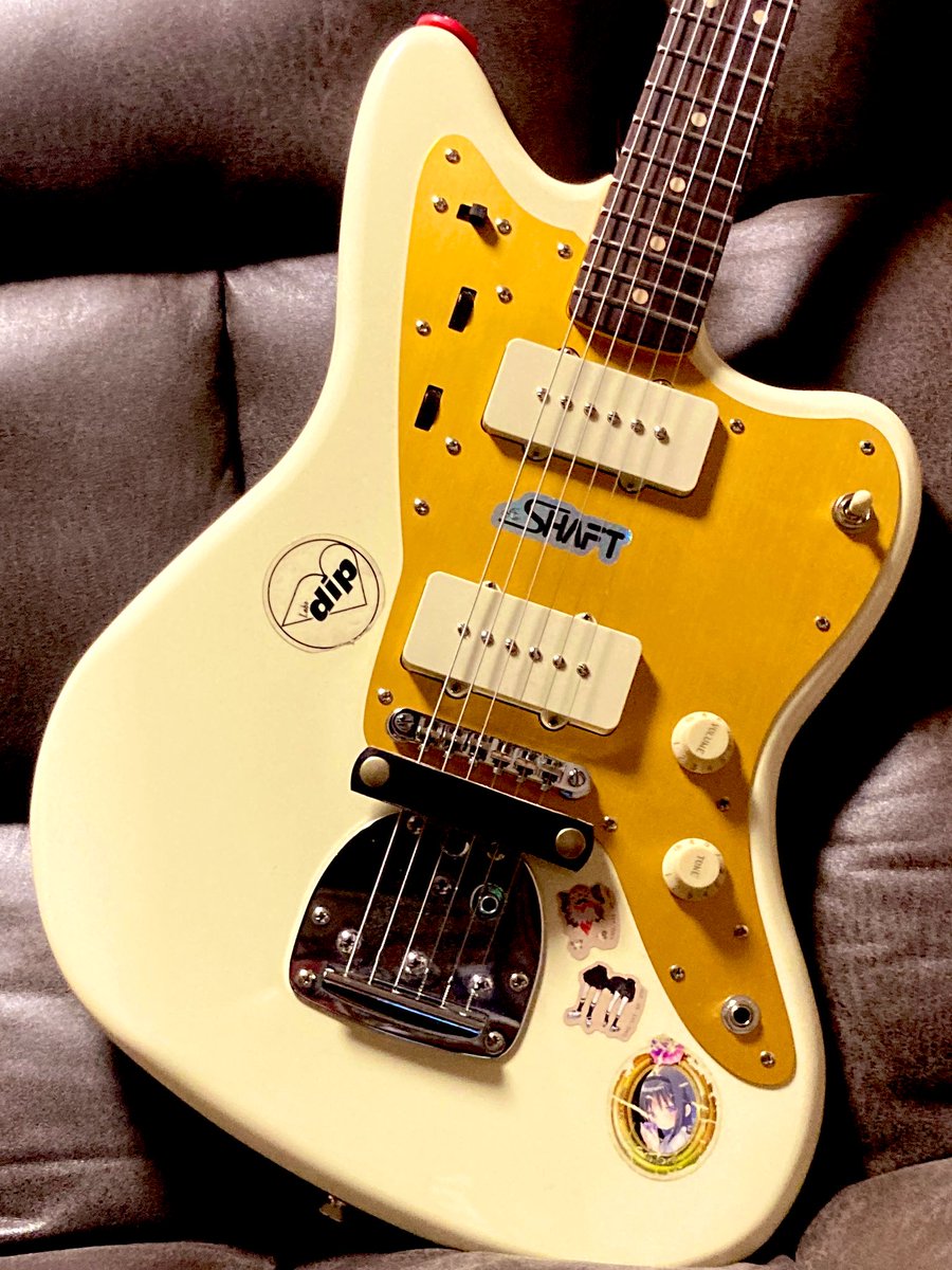 pan_da_panda317's tweet image. 工房Pathの“D” Muteが到着しました。
素敵なデザインですね。カッコ良いです。

これはジャズマスターの共振を防ぐアイテムです。早速付けました。カッティングが気持ち良いですね。よりタイトになりました。RECの時にも大活躍しそうです。

いしかわ氏、ありがとうございます。最高。
@path021