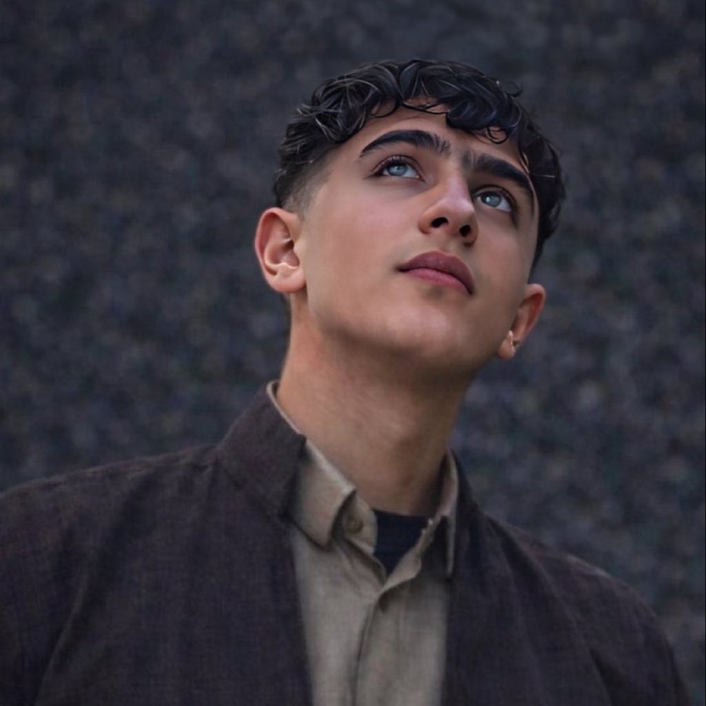 Ali Abbasi, 18 ans, ouvrier kurde originaire de Gilan-e Gharb, dans la province de Kermanshah, a été assassiné par le régime islamique à Téhéran pour avoir réclamé la liberté.

Souvenez-vous de son nom.