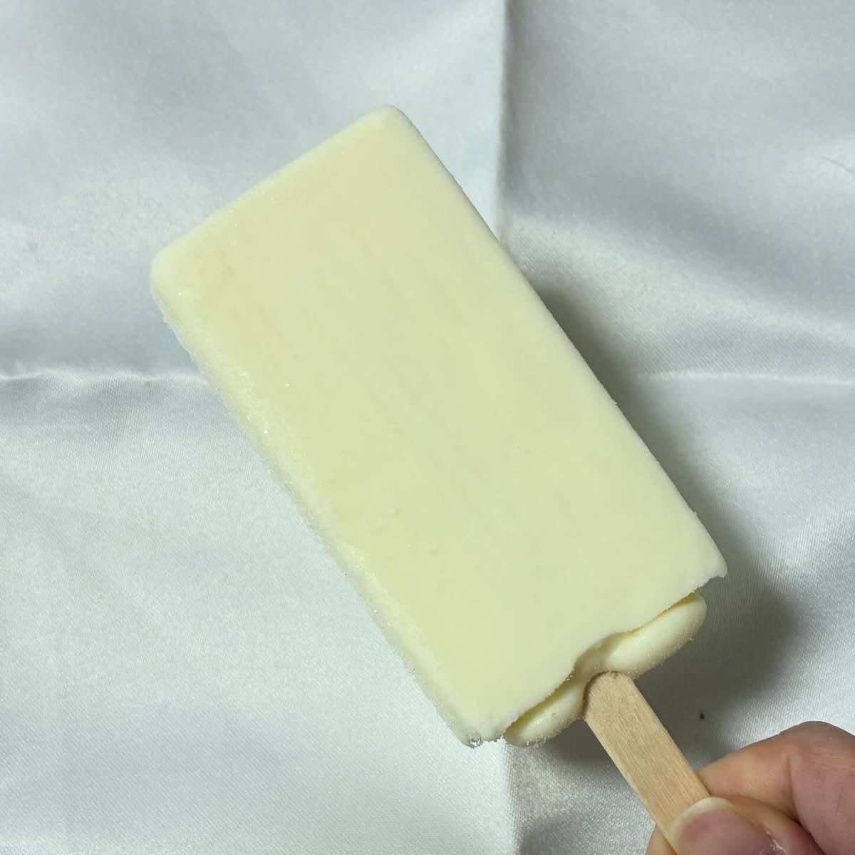 【1月14日(水)の〆アイス】こちらは12月2日に発売。赤城乳業さん×Kiriは2024年に『かじる』シリーズでタッグ（2024年9月25日投稿）。こちらも塩味と酸味のバランスがお見事。
『クリームチーズアイス』 ★★★★★
#アイス #赤城乳業