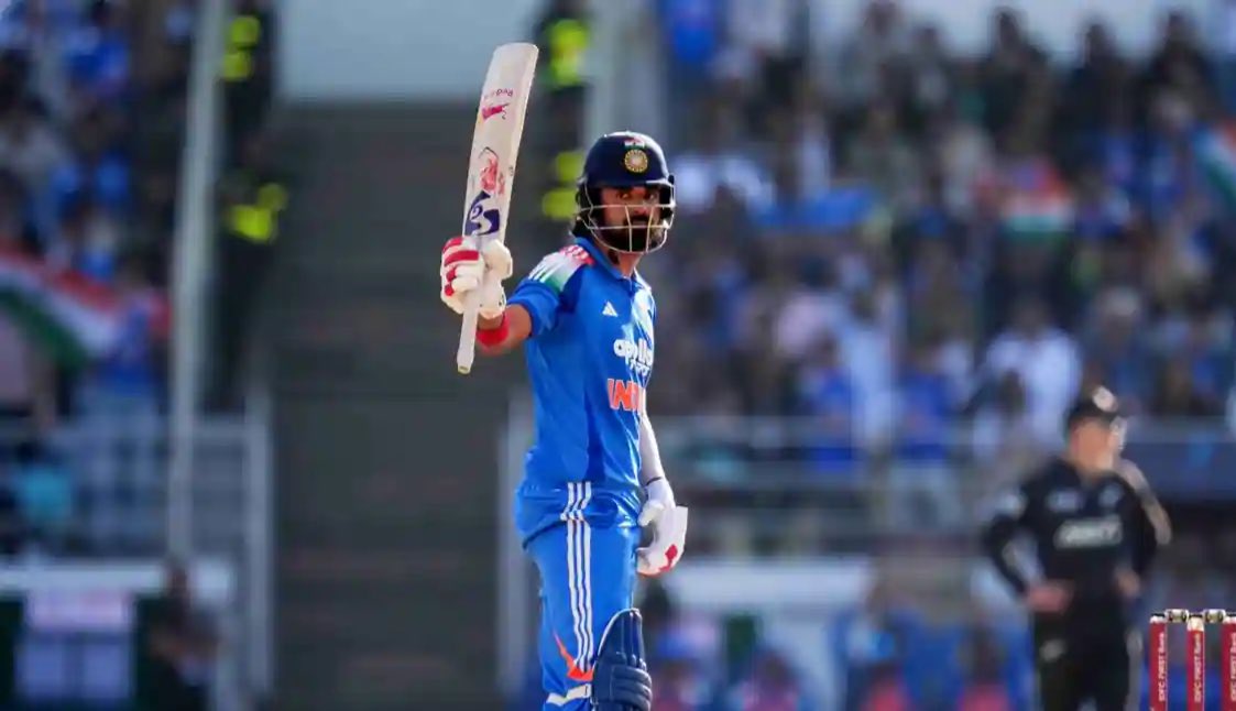 mufaddal_vohra's tweet photo. HUNDRED BY KL RAHUL. 

- A knock to remember by KLR. Under pressure, coming in at No.5, he has once again delivered. 🇮🇳 https://t.co/mhPA4BE69m