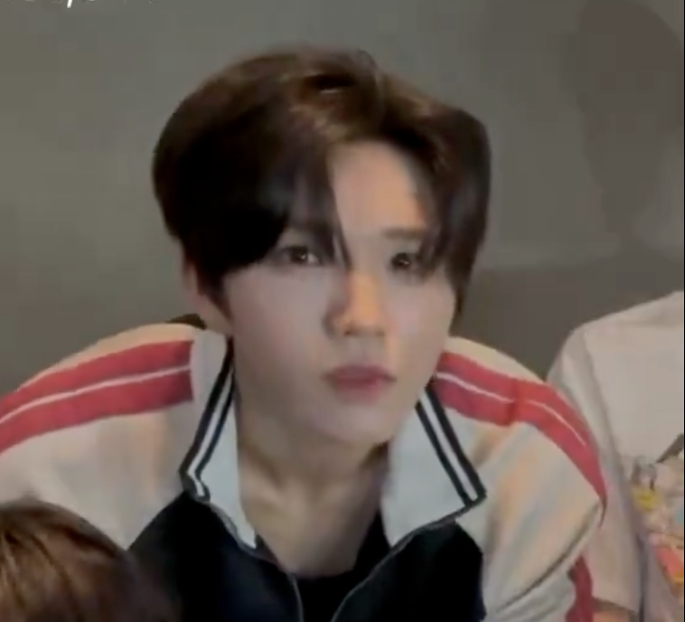 pimwawann's tweet image. นี่คือโฉมหน้าของคนที่บอกว่าตัวเองทำผมเปิดหน้าผากแล้วดูไม่ได้ คือใครไปบอกฮี เทอหันมานี่ ฟังพี่ก่อน อย่าไปเชื่อเขา 😭