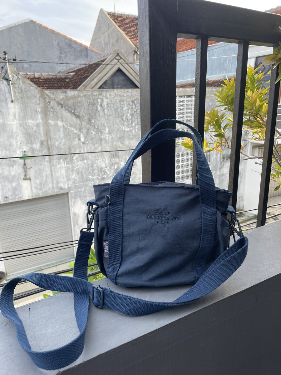 forvitle's tweet image. pre💙 tas navy brand pioma : 65k
ada kantong serut buat tumbler/payung (kanan&amp;amp;kiri)
dalemnya ada resleting &amp;amp; 2 saku
bisa 🍊 ya guis ayok dibeli 🫰🏻🤏🏻