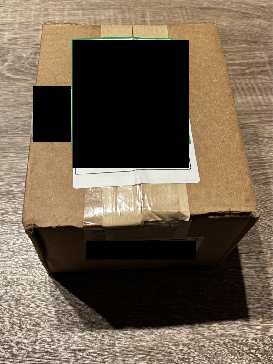 pechipechi0809's tweet photo. 遂に楽しみにしていた
『2025 Topps Black &amp; White Collector’s Edition』が到着📦

実はUS公式発売日に1箱購入成功していました🥳

ただ、せっかく開封するつもりで買ったのに、最近一部で騒がれている話が事実だとするとこれ貴重なロットぽい？勿体なくて梱包すら開けられない事態に😭

#Topps https://t.co/z7Il58KzAG