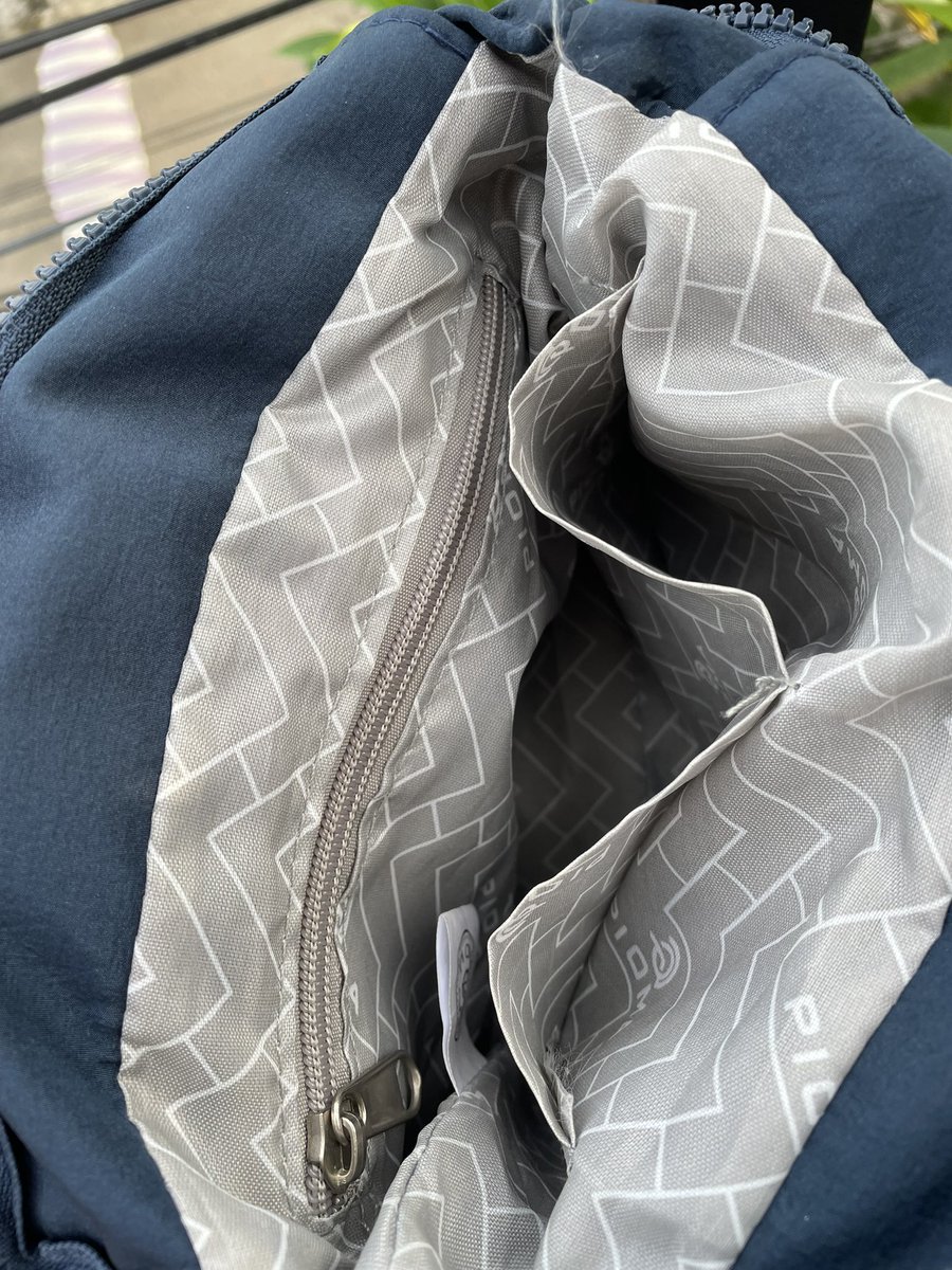 forvitle's tweet image. pre💙 tas navy brand pioma : 65k
ada kantong serut buat tumbler/payung (kanan&amp;amp;kiri)
dalemnya ada resleting &amp;amp; 2 saku
bisa 🍊 ya guis ayok dibeli 🫰🏻🤏🏻