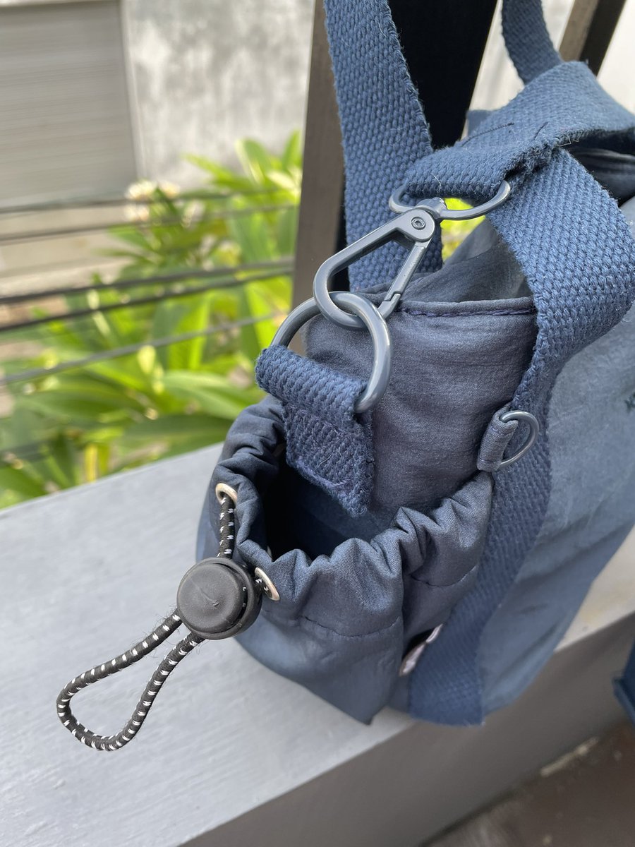 forvitle's tweet image. pre💙 tas navy brand pioma : 65k
ada kantong serut buat tumbler/payung (kanan&amp;amp;kiri)
dalemnya ada resleting &amp;amp; 2 saku
bisa 🍊 ya guis ayok dibeli 🫰🏻🤏🏻