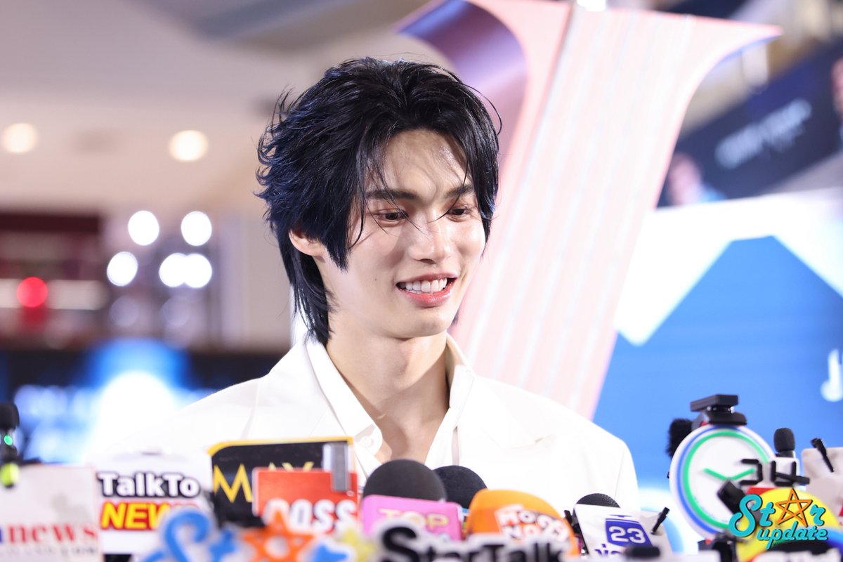 webstarupdate's tweet image. หล่อออร่ายิ่มหวาน✨🥰

WIN METAA WITH JUVELOOK
#WinMetawinxJUVELOOK 
#WinEveryLook 
#winmetawin