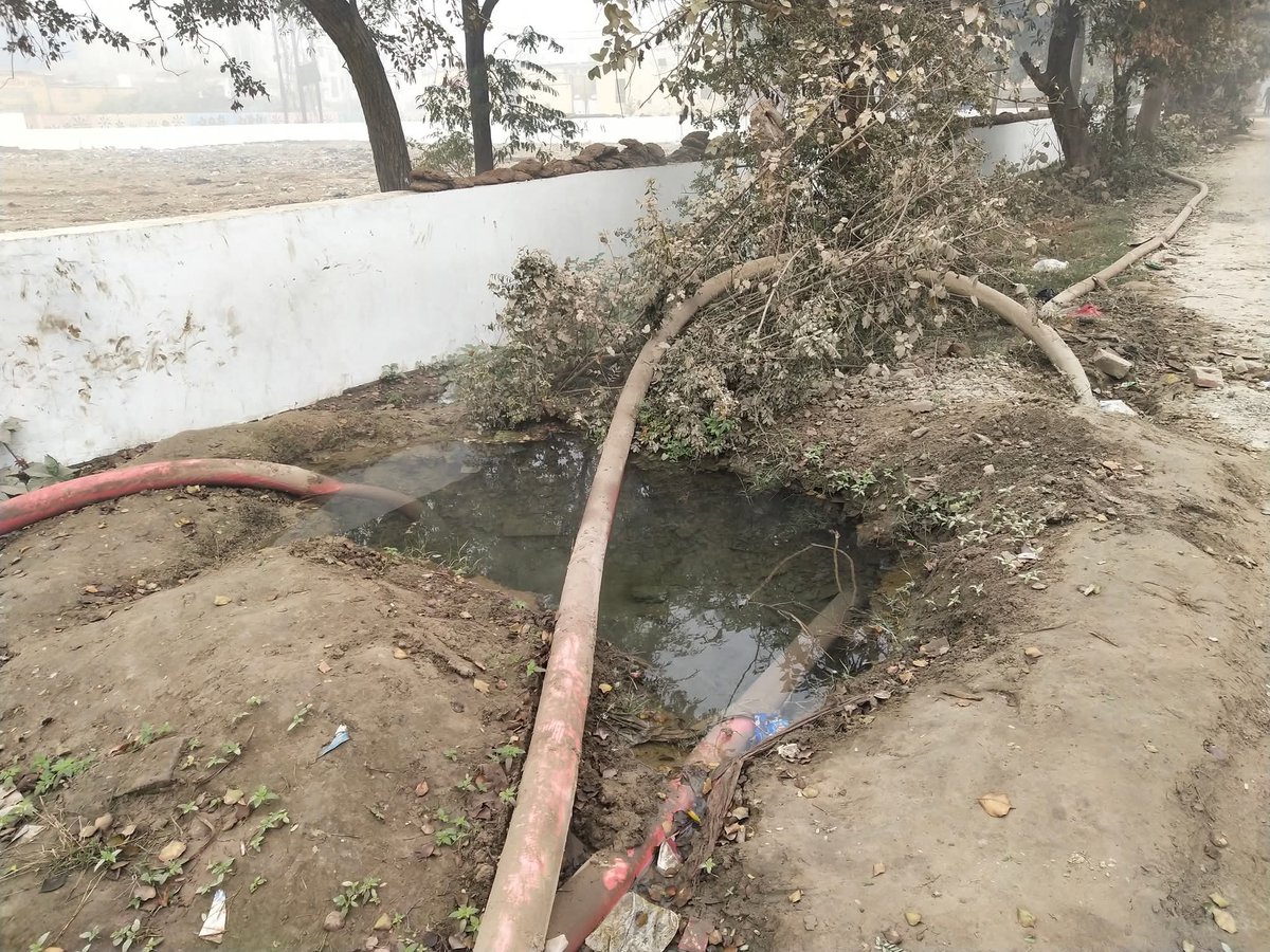 alokk002's tweet photo. एक और जहां इंदौर के पेय जल के कारण उत्पन हुआ मौत का सिलसिला अभी खत्म नहीं हुआ वही @mdameerut के कान पर जू नहीं रेंग पा रही शताब्दी नगर योजना में पानी की समस्या के लिए प्राधिकरण के AE,Mate और ट्यूबवेल ऑपरेटर सब को जानकारी है लेकिन कार्यवाही के नाम पर सब शून्य
@kbrbhasin69 https://t.co/Sw4lY3TOuV