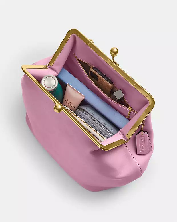 CoachClubEU's tweet image. Quiet Luxury staple.Crafted in rich glovetanned leather, this Coach icon features a sophisticated kisslock closure and signature cherry charm. Heritage meets modern chic. 🗽👜
Price: 720€
Style: CBR51
#CoachNY #LolaTung #QuietLuxury #CoachArchive #CourageToBeReal