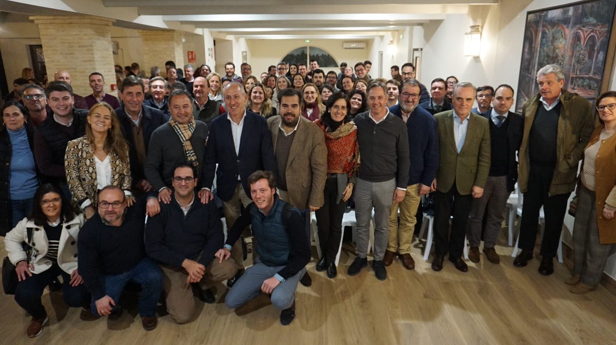 Reunión de la Junta Directiva Provincial del <a href="/PPSevilla/">ppsevilla</a> con un mensaje claro: gestión, responsabilidad y soluciones reales, frente al ruido y la parálisis de otros, seguimos impulsando el proyecto serio y útil de <a href="/JuanMa_Moreno/">Juanma Moreno</a> en Andalucía y de <a href="/NunezFeijoo/">Alberto Núñez Feijóo</a> para España.