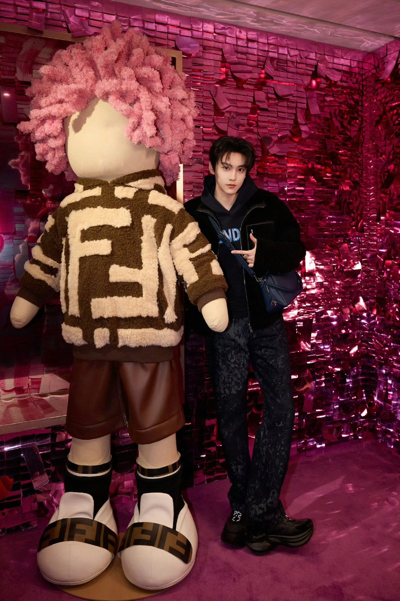 Leizi with the pink-haired guy🙂‍↔️