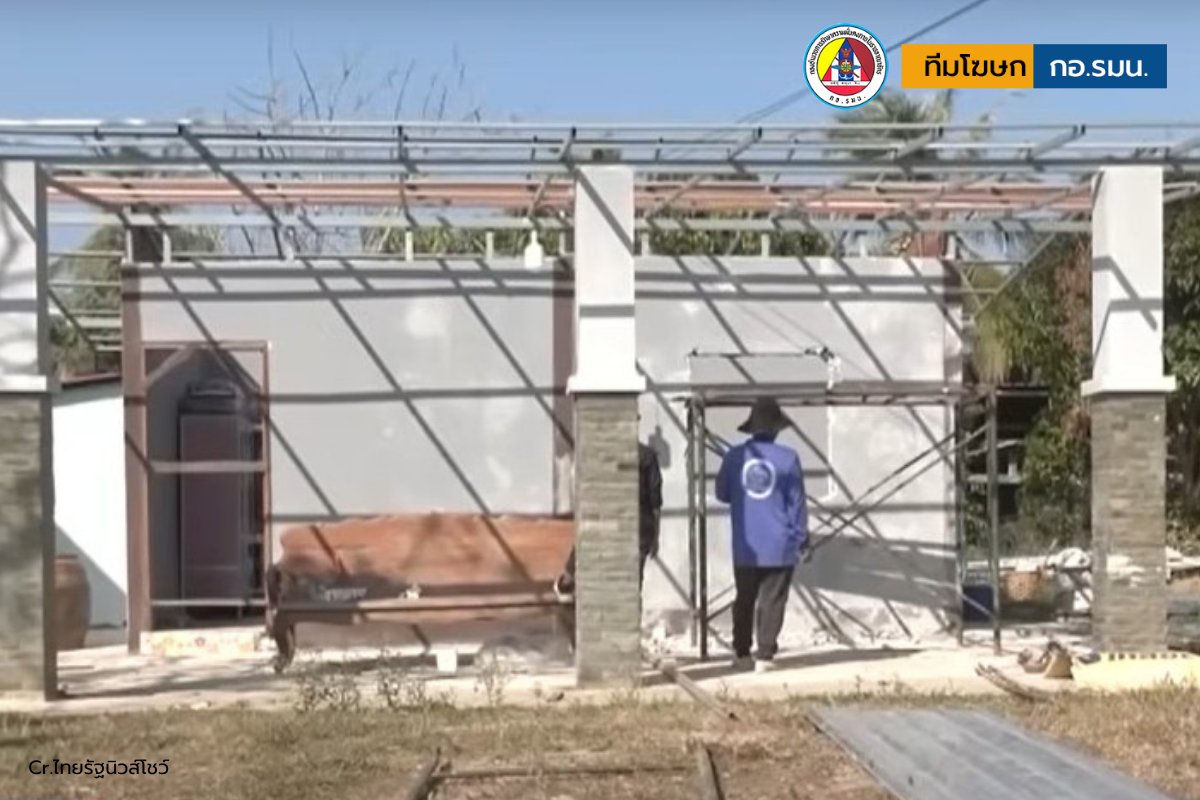 ISOC_PR_TEAM's tweet image. จากแนวหน้า สู่ความฝันของครอบครัว “ร้อยตรีภานุพัฒน์ วีรบุรุษเนิน 350 กับหัวใจนักสู้เพื่อชาติและแม่”
___

“พลทหารวุ้น” หรือ พลทหารภานุพัฒน์ เสาร์สา วีรบุรุษจากสมรภูมิ เนิน 350 ได้รับพระราชทานยศทหารเป็นกรณีพิเศษ เลื่อนเป็น ร้อยตรีภานุพัฒน์ สมดังความใฝ่ฝันของชีวิตทหาร

ขณะเดียวกัน…