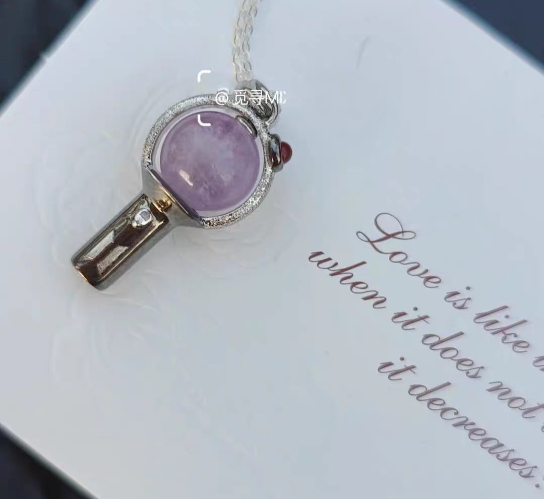 คิดทำกอวไม่ออก เด่วเอาสร้อยคอพร้อมจี้ไปแจกคอนที่ไทยน้า
#BTSWorldTour