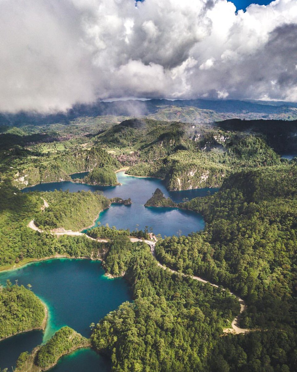 EspirituCurioso's tweet image. Desde arriba, parece una escenario irreal. Pero no lo es.

Lo que ves son las Lagunas de Montebello, en Chiapas.

Un conjunto de más de 50 lagunas conectadas entre sí, cada una con tonos distintos de azul, verde y turquesa, según la profundidad y los minerales del agua 💧

🌲…
