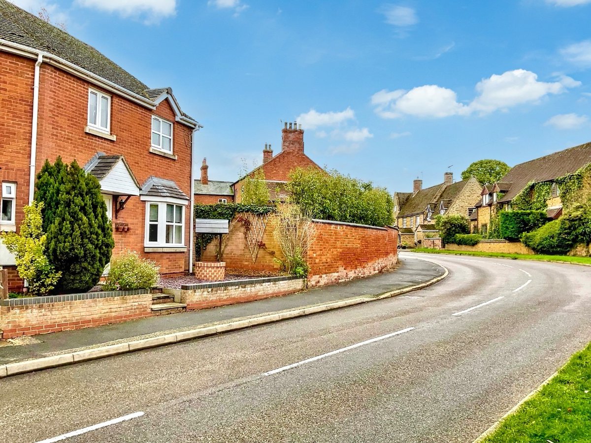 ✨🏡 Three Bedroom Semi Detached Property With Garage, For Sale, In The Village Of Kilsby 🏡 ✨

🛏️ Bedrooms: 3
🛋 Reception Rooms 1
🛁 Bathrooms: 2
💷  £290,000 (Guide Price)

ℹ️ Take a look inside and find out more here 👉 campbell-online.co.uk/property/for-s…