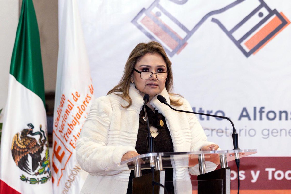 En #Monclova, #Coahuila, el Srio. Gral. del #SNTE, Mtro. Alfonso Cepeda Salas, sostuvo una reunión con la sección <a href="/snte_38/">Sección 38 SNTE COAHUILA</a>, encabezada por la Profa. <a href="/iselaMat38/">isela Licerio</a>, fortaleciendo la unidad y el compromiso con los trabajadores de la educación. 🤝📚