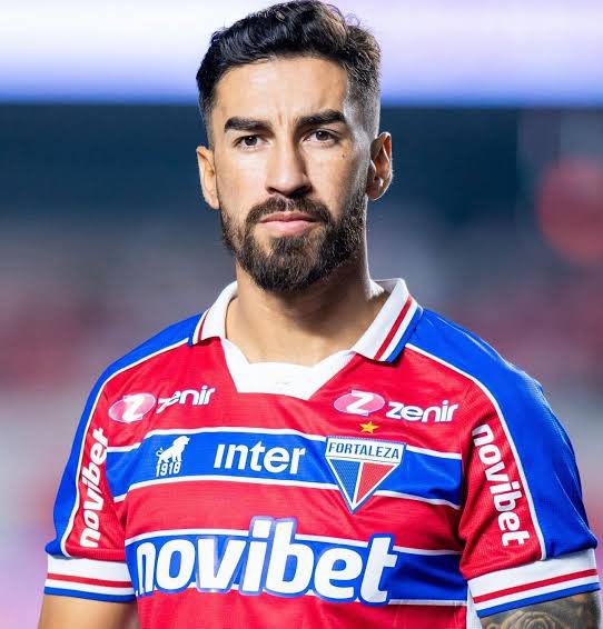 golsdobrasil1's tweet photo. 🚨 MERCADO DA BOLA! ⚠️

O atacante argentino Juan Martín Lucero, de 34 anos, é o novo reforço da Universidad de Chile.

Ele acertou a rescisão de seu contrato com o Fortaleza, abrindo caminho para a transferência.

🗞️ @CLMerlo 
📸 Reprodução https://t.co/LEoRn34nTR