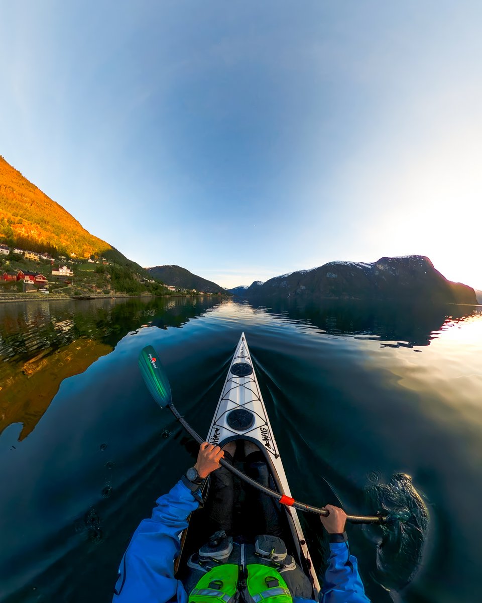 GoPro's tweet image. Photo of the Day: The ideal morning for #GoProAwards recipient 
Tomasz Furmanek 🌄

📷 Shot on GoPro MAX

#GoPro #POV #Kayak #Norway