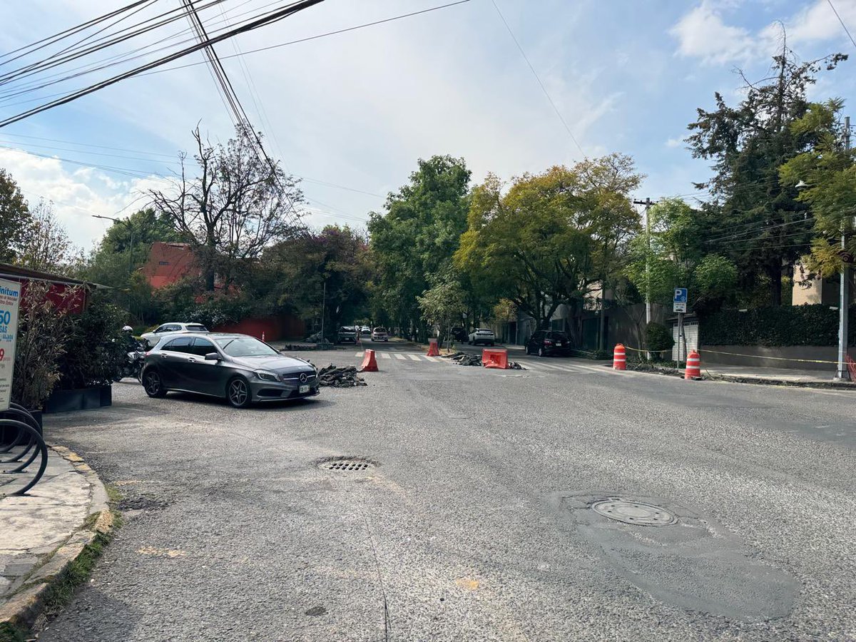 Buenos dias a todos los vecinos y usuarios de las colonias de paso como #lomasDeChapultepec Desde que a una “mente brillante “ se le ocurrió poner orejas y tubos negros en las esquinas , los conflictos y áreas conflictivas de trafico, se han INCREMENTADO. No obstante las