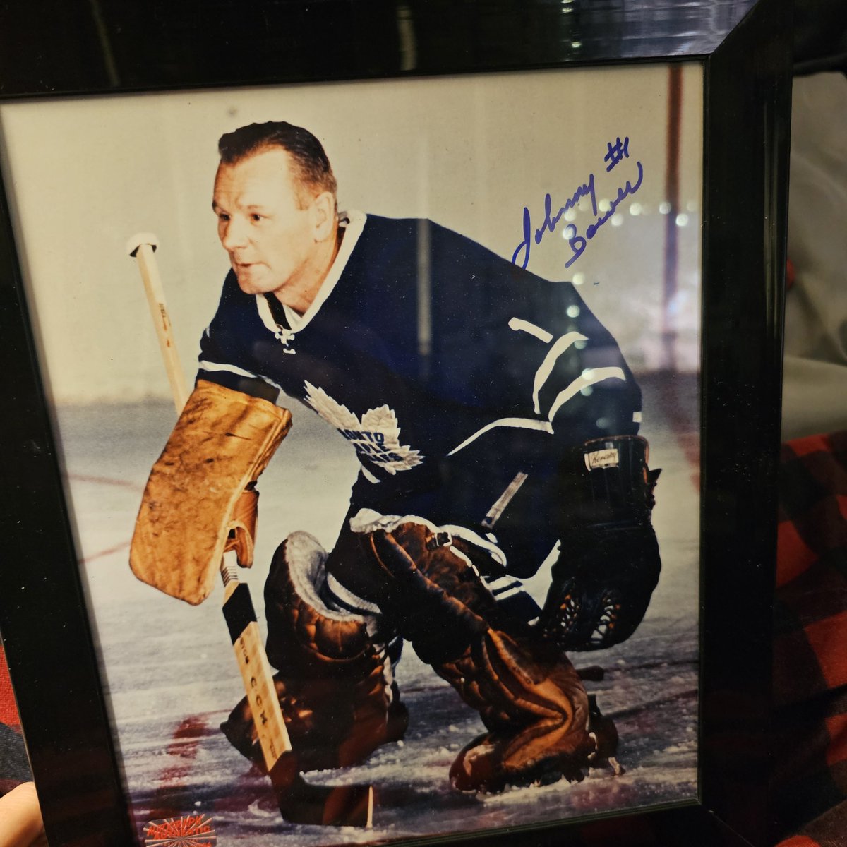 My beautiful bestie gave me and hubby this lovely signed photo of Johnny Bower for xmas! I think I need to print my picture I have with him and put it with it. Love u babe 😘❤️ #leafsforever <a href="/VSKMakeup/">Jina  ❤️❤️❤️Auston Matthews ❤️❤️❤️</a>