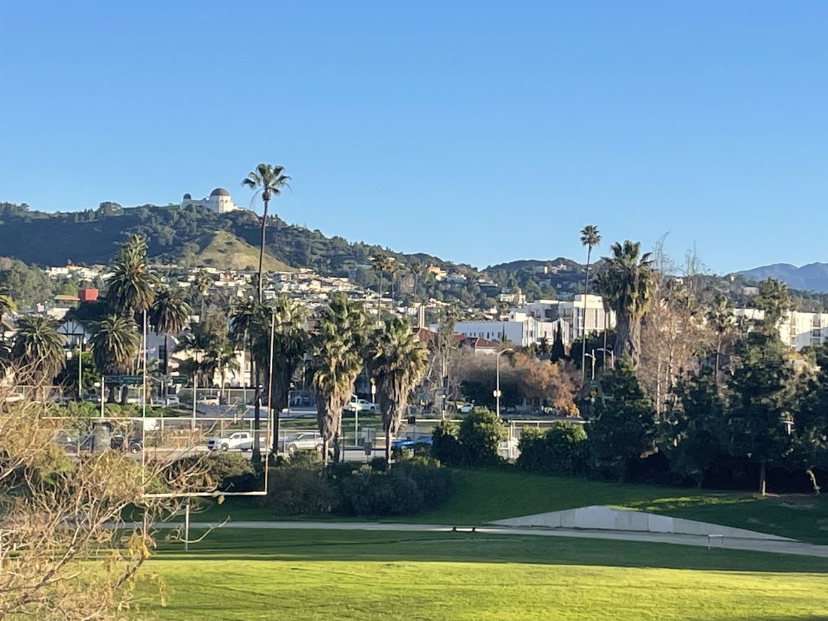 LaInaMinute's tweet photo. How is it possible that L.A. is more beautiful every day?!?

Whatever you’re doing today, make sure you take a few minutes to go outside anywhere in this incredible city. 

It is absolutely gorgeous. https://t.co/907DR1A1Qq