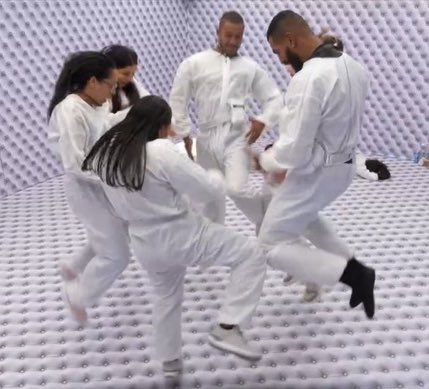 tuitacllara's tweet image. dourado: será que ja apertaram o botão? 

o quarto branco: