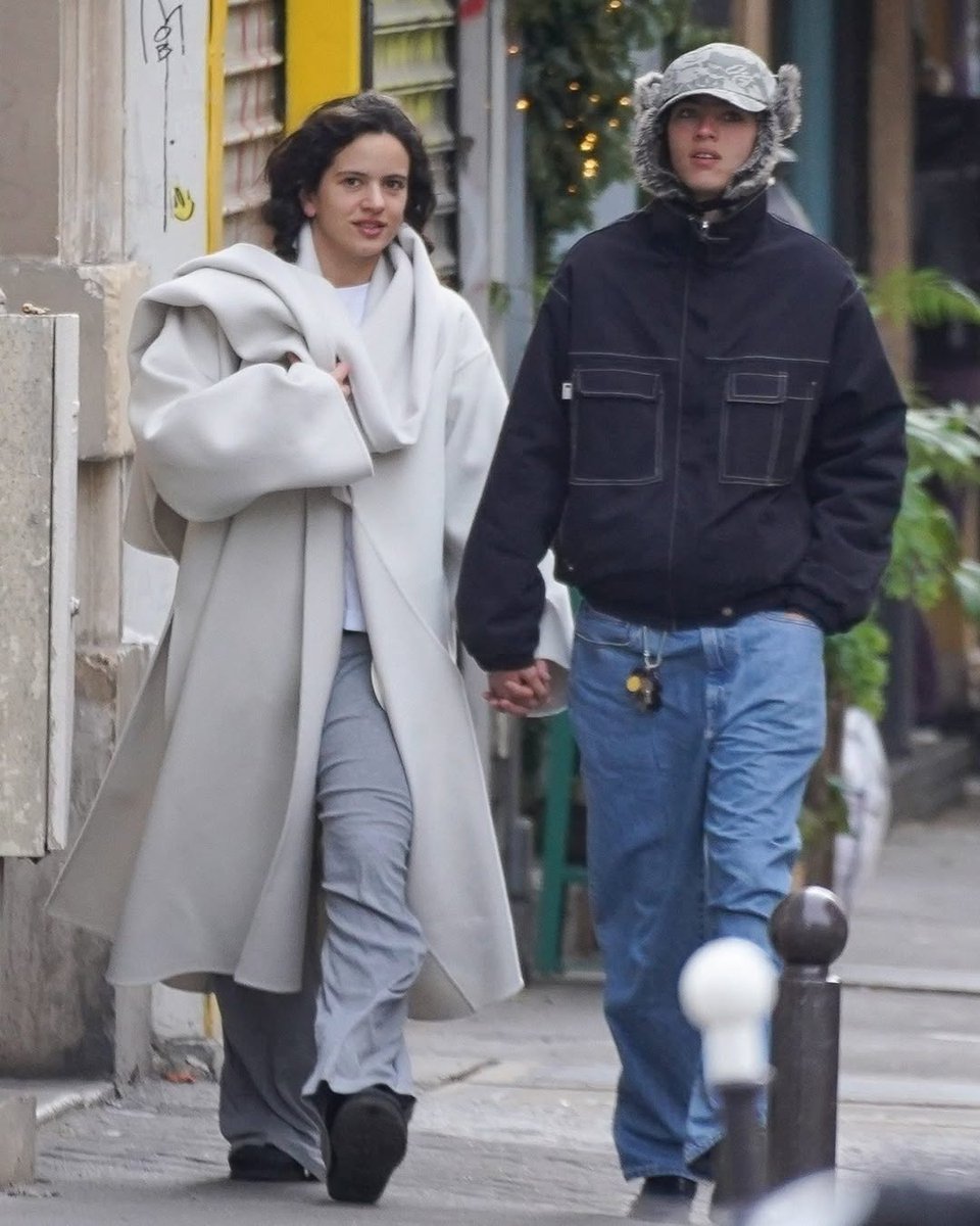 exatv's tweet image. ¿Nuevo romance a la vista? 😦😳
#Rosalia ha vuelto a encender los rumores tras ser vista en varias ocasiones junto a la modelo francesa #LoliBahia 👯‍♀️💕
Desde apariciones en eventos y cenas privadas hasta imágenes recientes paseando juntas por #París, su cercanía no ha pasado…