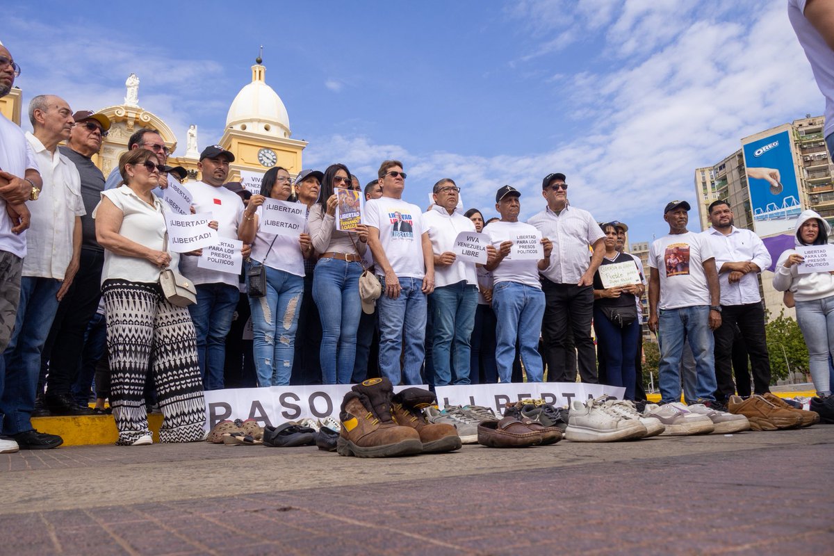 Familiares y amigos de presos políticos alzaron su voz de forma pacífica en Maracaibo exigiendo la liberación inmediata y sin condiciones de todos ellos, civiles y militares.

Los zapatos vacíos dejados frente a la basílica de Chiquinquirá simboliza los pasos suspendidos de