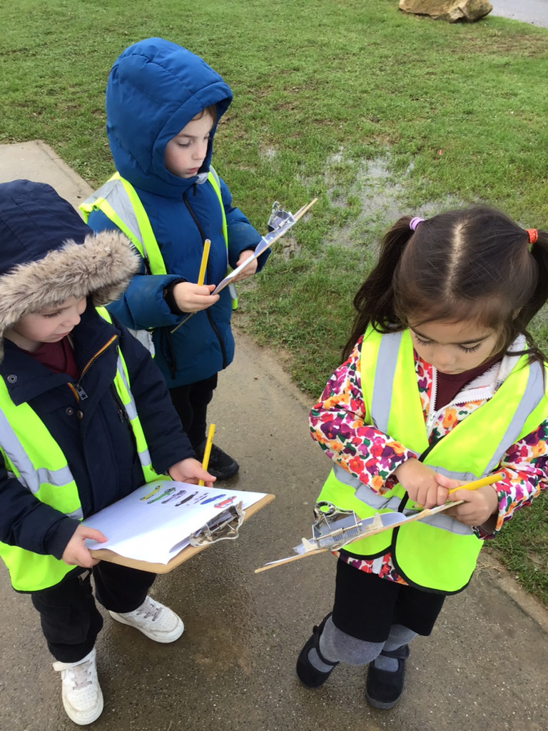 skolnansledan's tweet image. This afternoon our little explorers turned into traffic surveyors! 🚗 They recorded their findings using tally charts, and guess what? White cars were the most popular choice today! #EYFS #MathsInAction #LearningThroughPlay