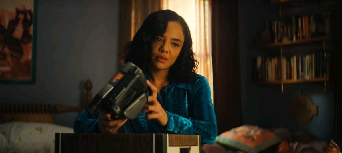 ÉL Y ELLA tiene tranquilamente uno de los peores pósters que vi en una serie, pero no se dejen engañar: es MUY buena.
Y el final… retorcido, incómodo, brillante. Me hizo acordar al de Sharp Objects.
Los últimos 15 minutos son cine puro 🚬