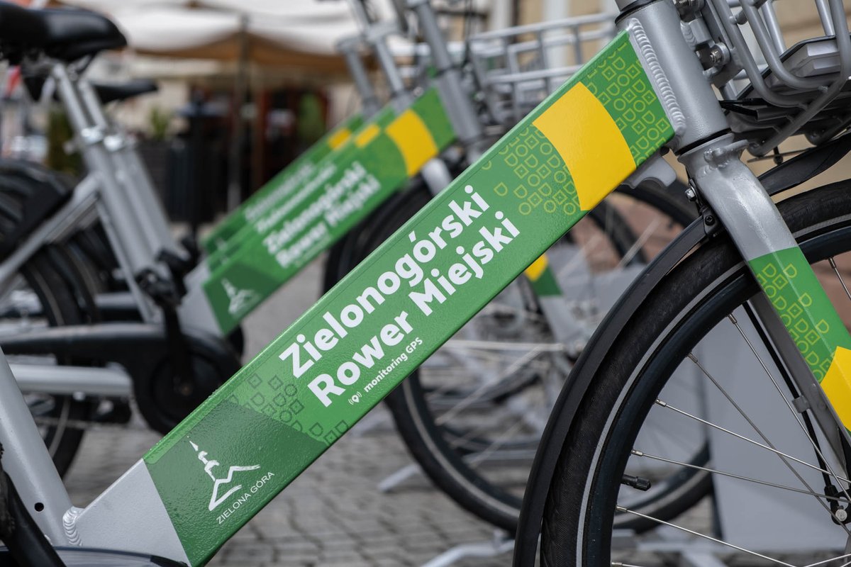 Rower miejski wraca wiosną!  Miasto ogłosiło przetarg na uruchomienie i obsługę nowego sprzętu. Zielonogórzanie będą mieli do dyspozycji 300 rowerów na 44 stacjach! #MiastoZG tiny.pl/jzh203zbg