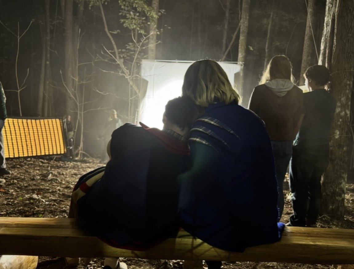 bylerfalls's tweet image. robin and will leaning on each other as two closeted queer kids in the 80's was the only good thing to come from s5