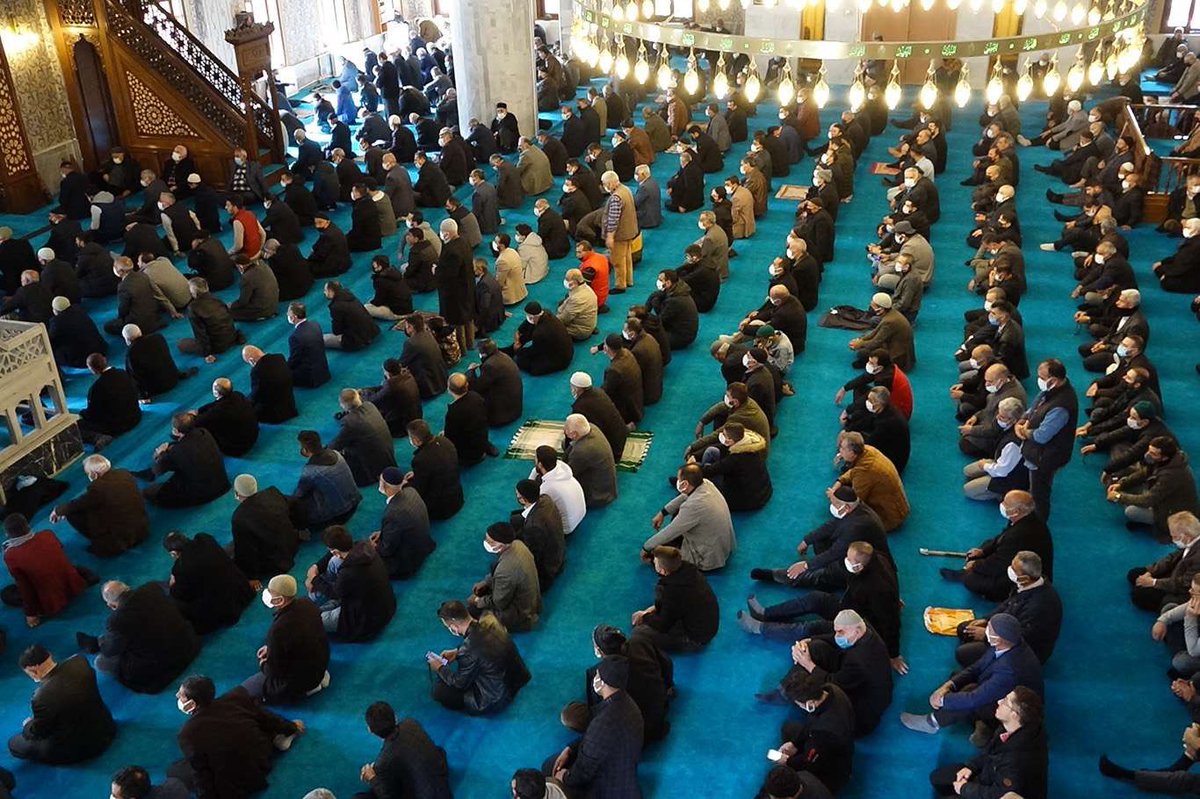 Ben şahsi olarak Cuma gününün tatil olması gerektiğini düşünüyorum! 

Müslüman bir ülkede, Cuma günü erkekler kahvaltısını duşunu yapıp abdestini alıp, rahat rahat huzur içinde Cuma namazına gidebilmeli, 

Cuma namazı çıkışında dostlarıyla birer çay içip sohbet edebilmeli. 

iş