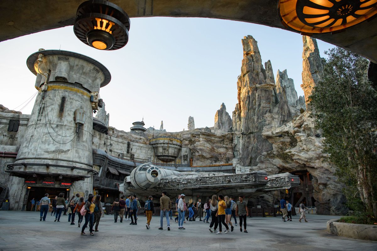 ScottGustin's tweet image. NEW: Star Wars: Galaxy’s Edge at Disneyland is getting a new background music loop built from John Williams’ original scores, including “Main Title” at the land's entrances, “Cantina Band” near Oga’s Cantina, and other classics like “Han Solo and the Princess" and more.