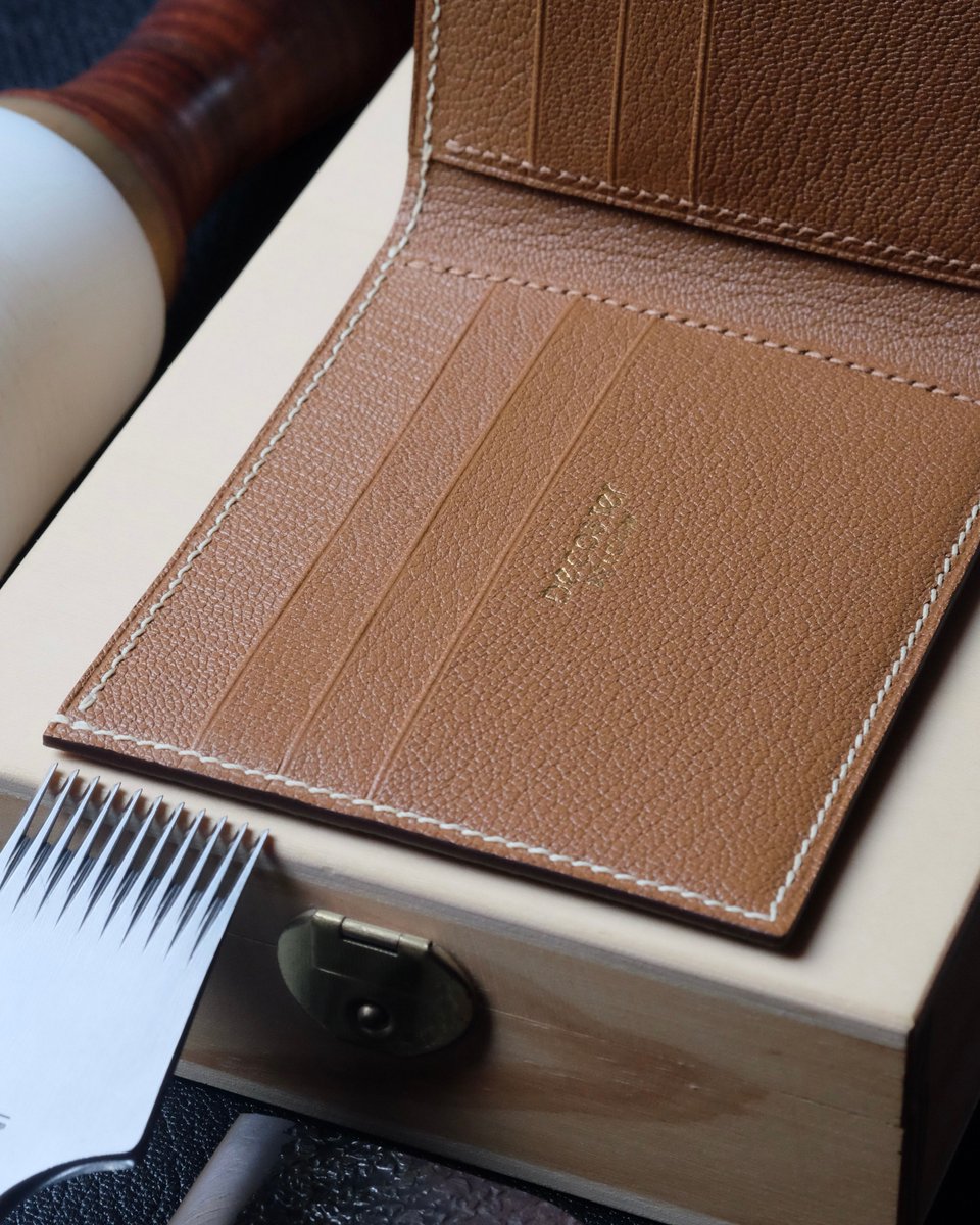 AtelierDecoster's tweet image. Portefeuille 30 en chèvre chocolat, intérieur chèvre gold, fil cream, peinture des bords brun foncé et initiales à l’or #atelierdecoster #decoster #artisan #handmade #handstiched #handmadeinbelgium #madeinbelgium #handmadewallet #bespokewallet #customwallet #handmadeleatherwallet