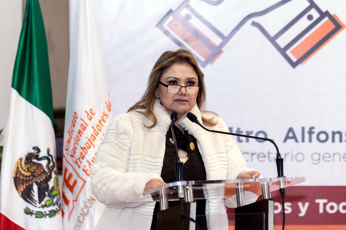 En #Monclova, #Coahuila, el Srio. Gral. del #SNTE, Mtro. Alfonso Cepeda Salas, sostuvo una reunión con la sección <a href="/snte_38/">Sección 38 SNTE COAHUILA</a>, encabezada por la Profa. <a href="/iselaMat38/">isela Licerio</a>, fortaleciendo la unidad y el compromiso con los trabajadores de la educación. 🤝📚