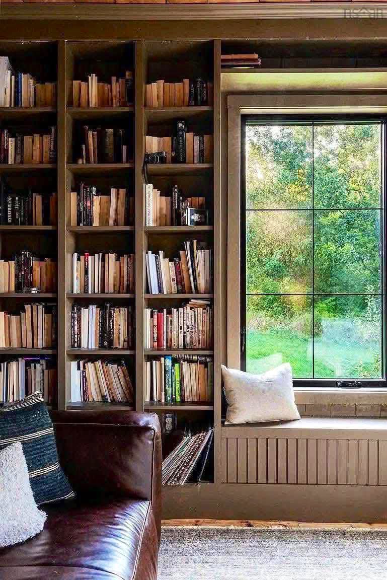 «He buscado el sosiego en todas partes, y sólo lo he encontrado sentado en un rincón apartado, con un libro en las manos».

Thomas De Kempis ✍️