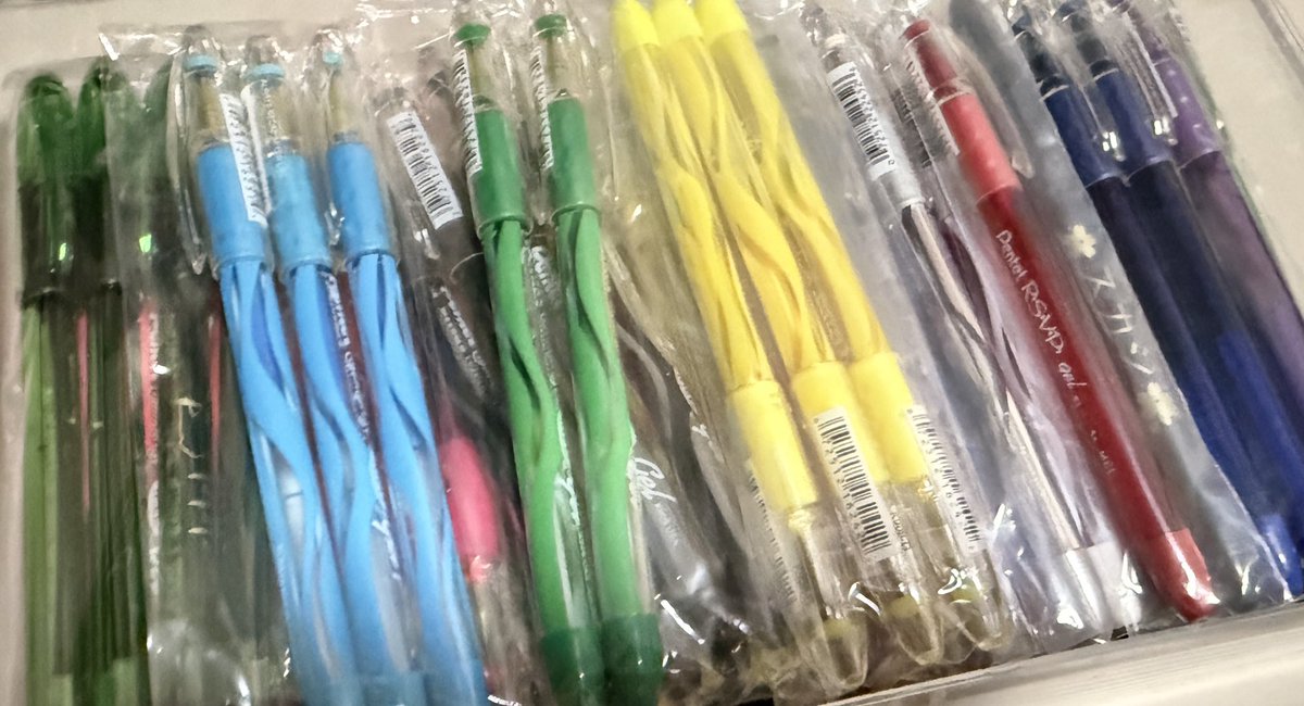 I will hold a lottery. The prizes are 5 blue rsvp gel. Here are the rules：
1.  like and retweet, and follow me. 
2. Post an FS (Freestyle) video in the Spinrits community. 
Website: penspin.cn 
DM me and I’ll help you with the registration!